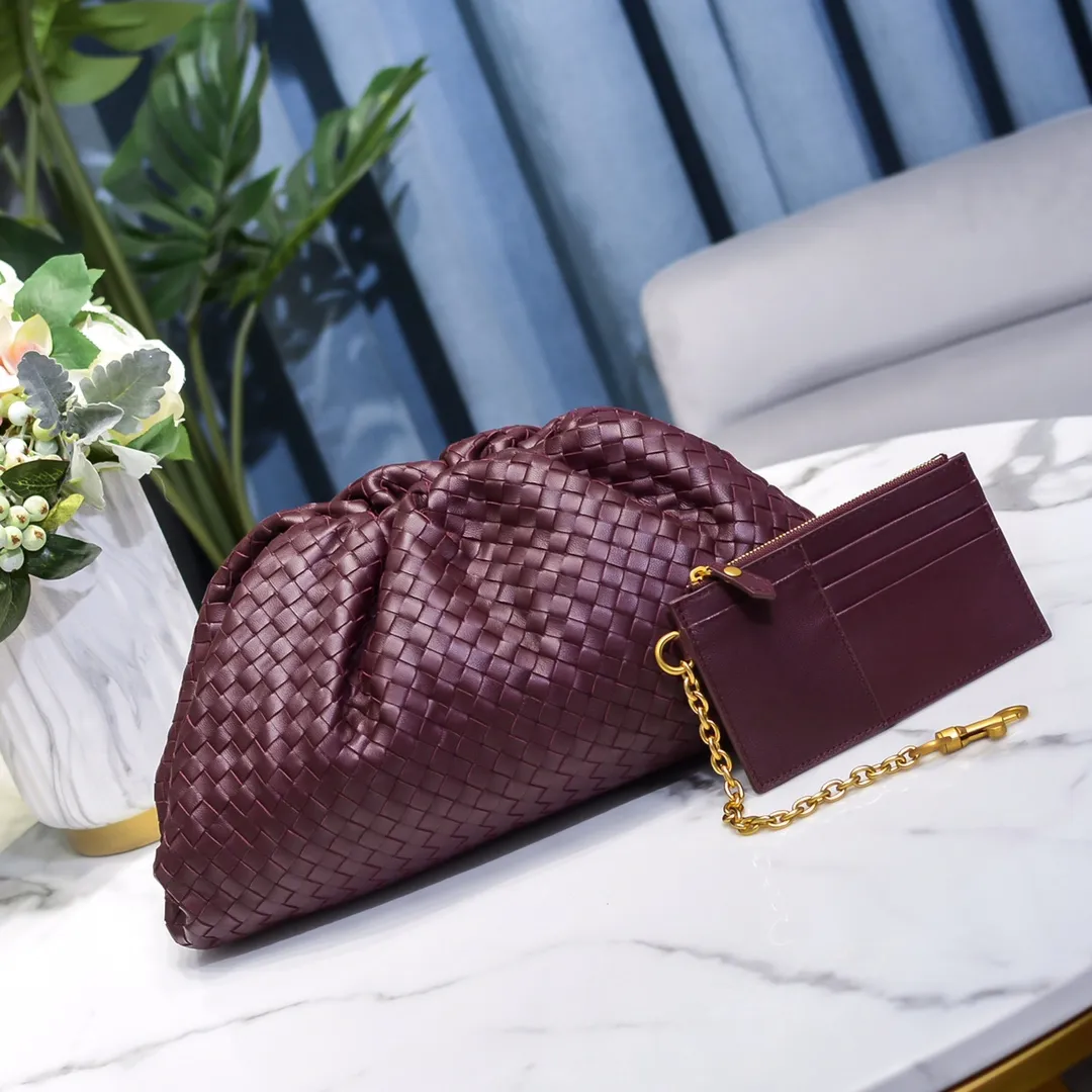 Real shot🔥🔥The counterattack of the popular Bottega Veneta started with this series of cloud bags, which went viral in the fashion circle and started a craze! Out of stock, out of stock, out of stock... One piece is hard to find, super hard to buy, regardless of age, season, or occasion. Very classy. Really, if you carry this on the road, it will turn heads! This is also the reason why this series is so expensive. Large size: 38*20*8.5cm [Big Cloud Weaving]